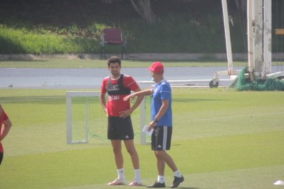 Nandinho habla con Enzo.