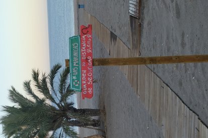 María Lage llena de arte las playas de Carboneras con sus señalizaciones.