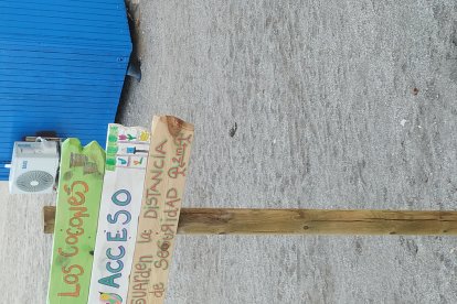 María Lage llena de arte las playas de Carboneras con sus señalizaciones.