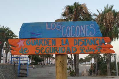 María Lage llena de arte las playas de Carboneras con sus señalizaciones.