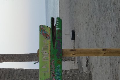 María Lage llena de arte las playas de Carboneras con sus señalizaciones.
