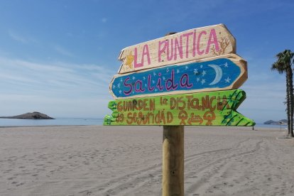 María Lage llena de arte las playas de Carboneras con sus señalizaciones.