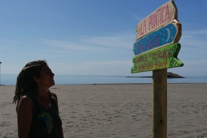 María Lage llena de arte las playas de Carboneras con sus señalizaciones.