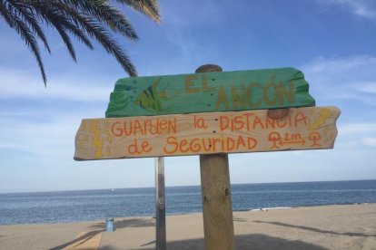 María Lage llena de arte las playas de Carboneras con sus señalizaciones.