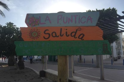 María Lage llena de arte las playas de Carboneras con sus señalizaciones.