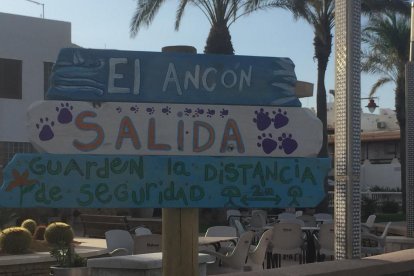 María Lage llena de arte las playas de Carboneras con sus señalizaciones.