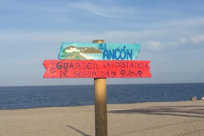María Lage llena de arte las playas de Carboneras con sus señalizaciones.