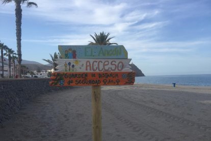 María Lage llena de arte las playas de Carboneras con sus señalizaciones.