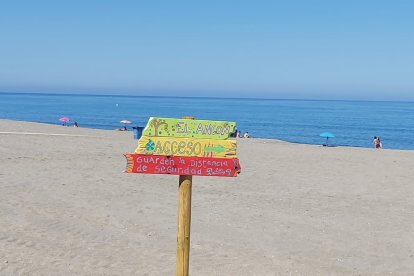 María Lage llena de arte las playas de Carboneras con sus señalizaciones.