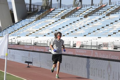 Un recogepelotas corre.