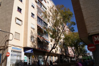 Calle Lopán en la que se encuentran las barandillas y que acogió a la iglesia