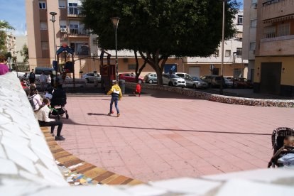 Plaza 28-F cuyos muros levantaron los propios vecinos