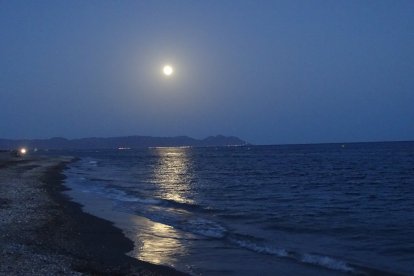 Así se observó desde la playa de El Toyo-Retamar.