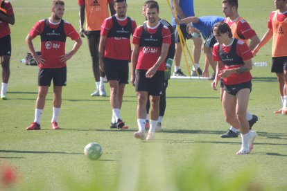 Coric se dispone a chutar.