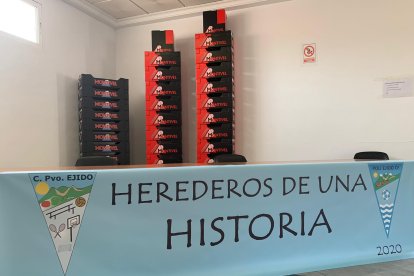 Los escudos del Poli Ejido y del nuevo CF.