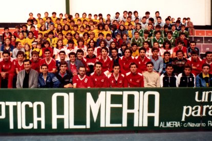 Jose en primera fila en la foto de familia en la Navidad de 1982.