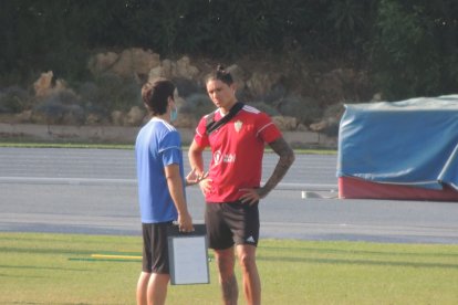 Mario Silva habla con Darwin Núñez.