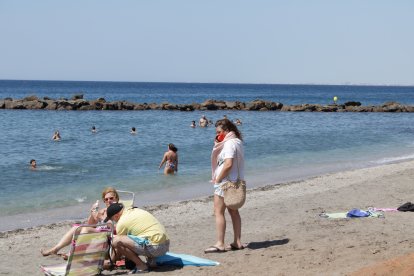 Uso obligatorio de mascarillas en la playa.