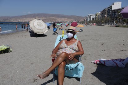 La almeriense Maribel Cejudo disfrutando de la playa.