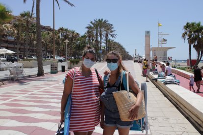 Las almerienses Alicia y Lorena en el Paseo Marítimo y con mascarillas.
