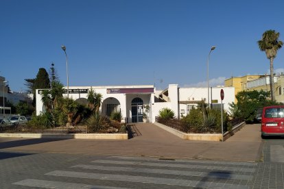 Plaza de Colón, jardines a las puertas del Centro Social (antiguo mercado)