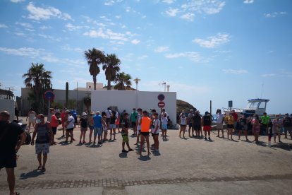 vecinos de la Isleta del Moro se concentran cansados por tantas motos acuáticas en el pueblo.