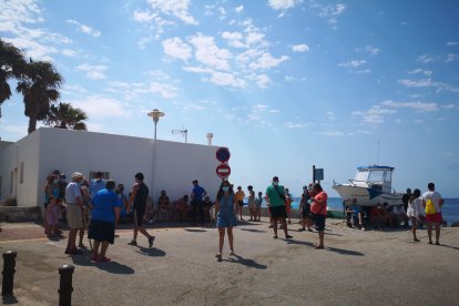 vecinos de la Isleta del Moro se concentran cansados por tantas motos acuáticas en el pueblo.