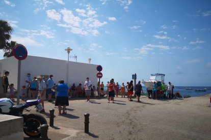 vecinos de la Isleta del Moro se concentran cansados por tantas motos acuáticas en el pueblo.