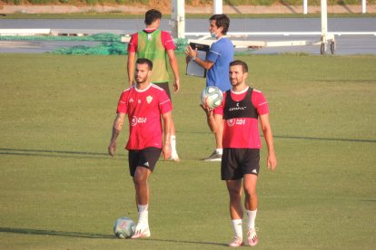 Lazo y Juan Muñoz, y en segundo plano el míster con Enzo ¿titular este lunes?