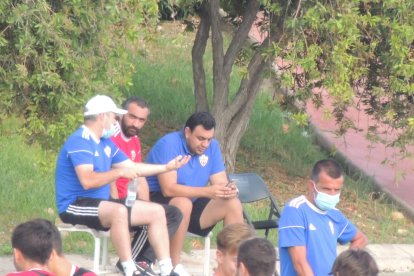 El Assy en un momento del entrenamiento del domingo hablando con Victor Mañas.