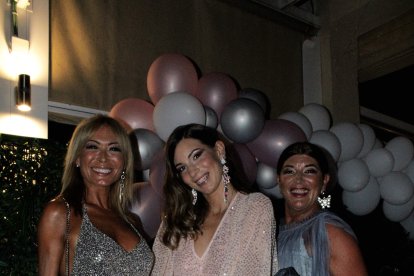 Mar Segura y Jara Liria Rivas junto a su madre, Gloria Rivas.