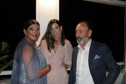 Jara entre sus padres, Pepín Liria y Gloria Rivas.