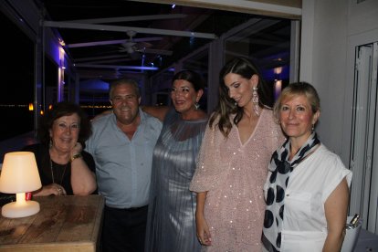 Jara y su madre junto a los propietarios de Maracas y su madrina.