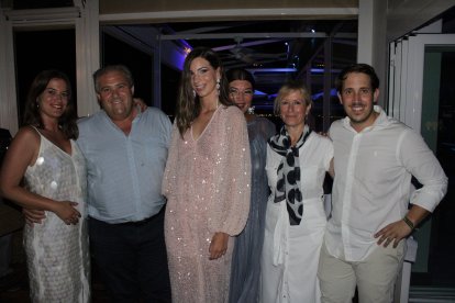 Jara y su madre Glora junto a los propietarios de Maracas.