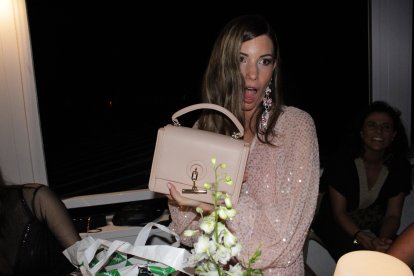 Recibiendo regalos de sus amigos.