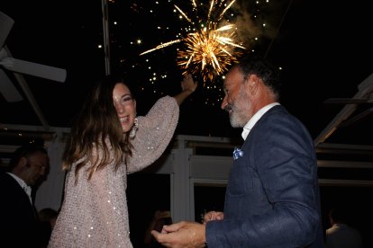 Sorpresa de Jara ante el castillo de fuegos artificiales por su cumpleaños y la mirada de orgullo de su padre, Pepín Liria.