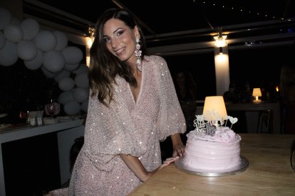 Con la tarta de cumpleaños de Jara Liria Rivas.