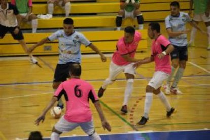 El partido se esperaba duro y complicado.