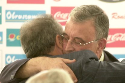 Un abrazo sellaba el relevo en el Almería de Blanes.
