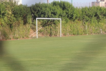 Una portería en la banda.