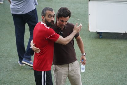 El abrazo en la hierba con el jefe.