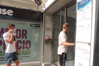 Nikola Maras e Iván Balliu a punto de entrar al edificio.