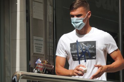 Nikola Maras marchándose a casa.