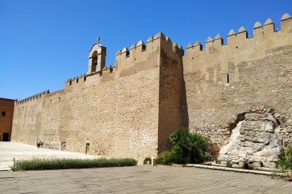 Muro de la Vela con la campana del siglo XVIII y los restos del primitivo frontal del siglo IX