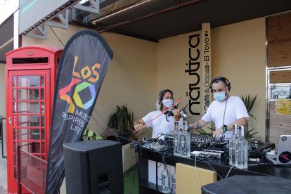 Quike Navarro, violin live; y el dj Kiko de Sierra.