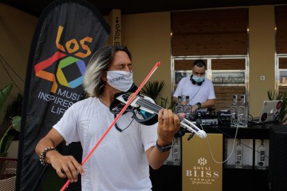 Quike Navarro, violin live; y el dj Kiko de Sierra.