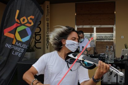 Quike Navarro, violin live; y el dj Kiko de Sierra.