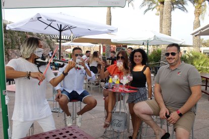 Quike Navarro durante su actuación en la terraza de Náutica.