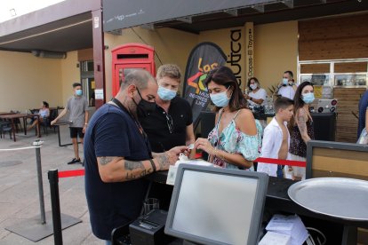 Clientes aportando sus datos antes de su entrada en la Terraza de Náutica.