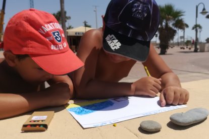 Niños pintando para entrar en el concurso de dibujo.